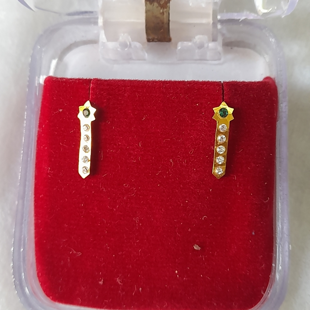 Beautiful new flower desine studs - Picture 6 of 16